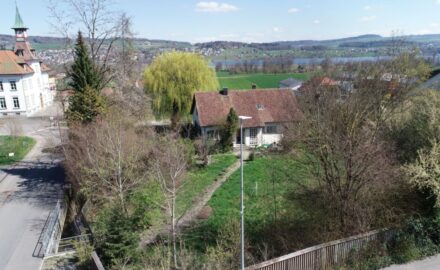Bauland neben Schule Nähe Wiesen und See