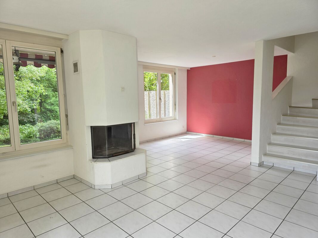 Offener Wohn- und Essbereich mit Cheminée und direktem Ausgang zum Gartensitzplatz
