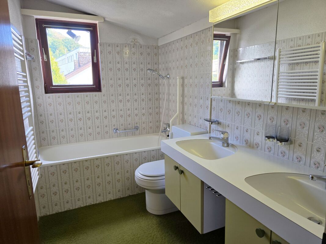 Nasszelle im Obergeschoss mit Badewanne und Doppellavabo